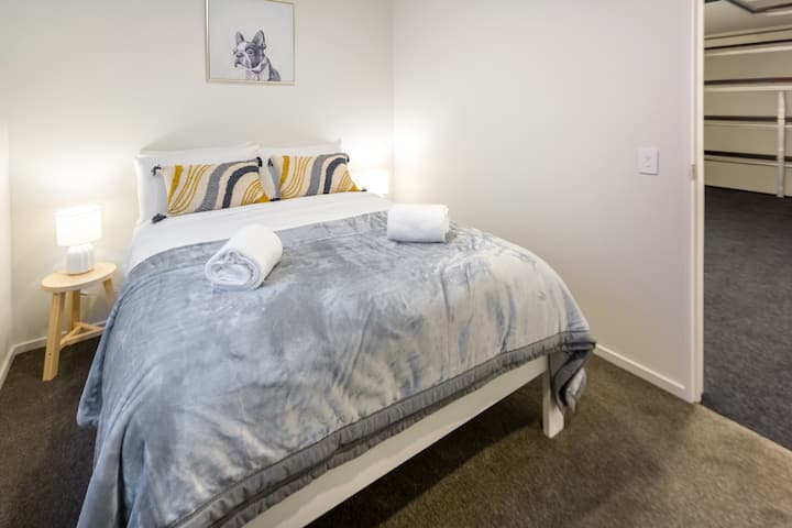 חדר שינה בקומת הקרקע עם מיטת קווין, עיצוב מרהיב, מצעים איכותיים ומגבות טריות