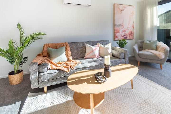 חלל מגורים מואר בקומה השנייה עם מחוון חווה למרפסת