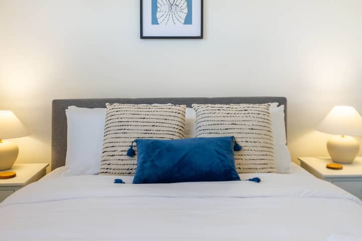 חדר שינה זוגי מרווח - מיטת קווין סייז, עיצוב אוף, מצעים איכותיים של מלון ומגבות טריות