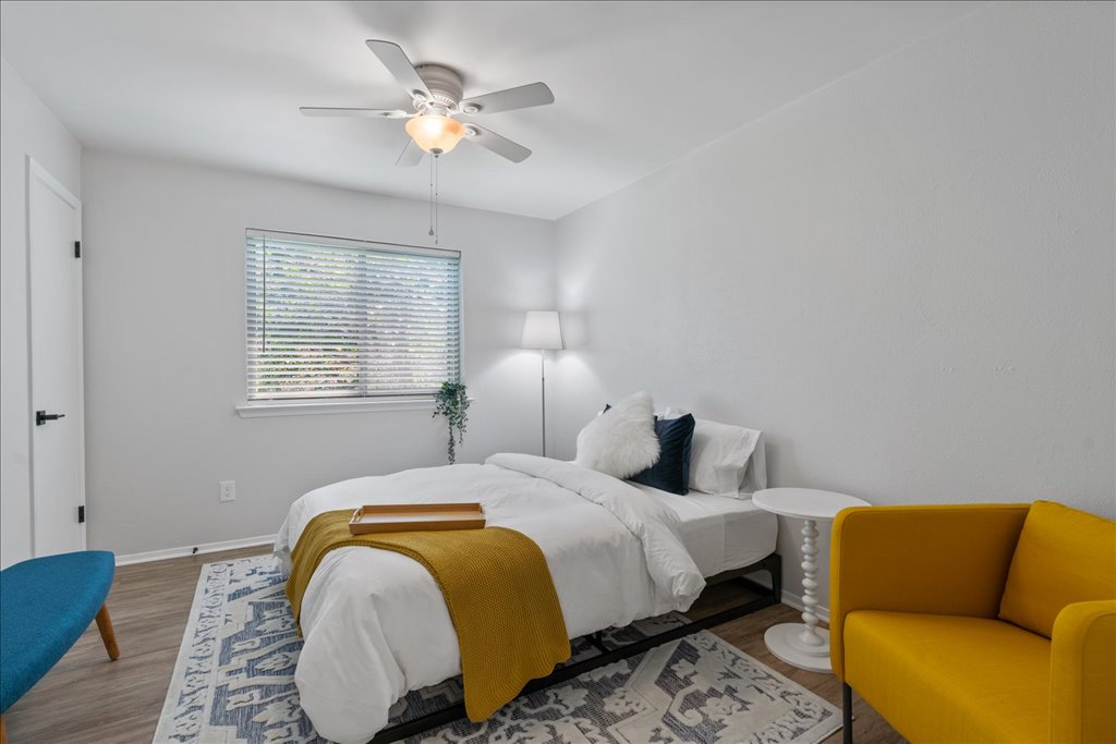 Chumba cha kulala cha 2
Kitanda aina ya Queen, benchi la mizigo na kiti cha kusomea. 