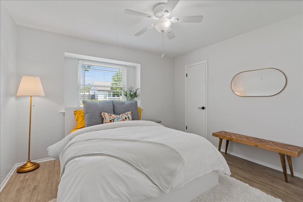 Chumba 4 cha kulala 
Kitanda cha ukubwa wa malkia kilicho na dawati jipya lenye samani kinaruhusu sehemu ya ofisi ya kujitegemea. 