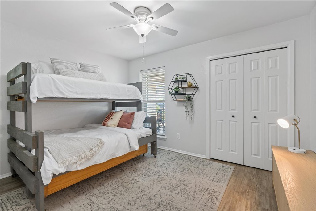 Chumba cha kulala 3 
Ghorofa ya juu ni pacha na ghorofa ya chini ni godoro la ukubwa kamili. Trundle kwenye magurudumu; huvuta nje kwa machaguo ya ziada. 

Sehemu ya kabati na dawati.