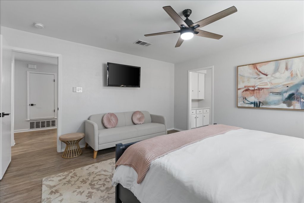 Chumba cha kwanza cha kulala
Chumba cha msingi kilicho na kitanda cha ukubwa wa King, 52" Roku TV na sofa ya kifahari. Bafu kamili lenye kabati la kuingia, bomba la mvua/beseni la kuogea na kabati la choo la kujitegemea. 