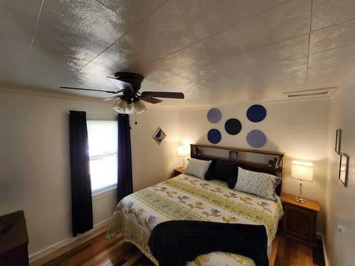 Srednja spavaća soba s bračnim krevetom.