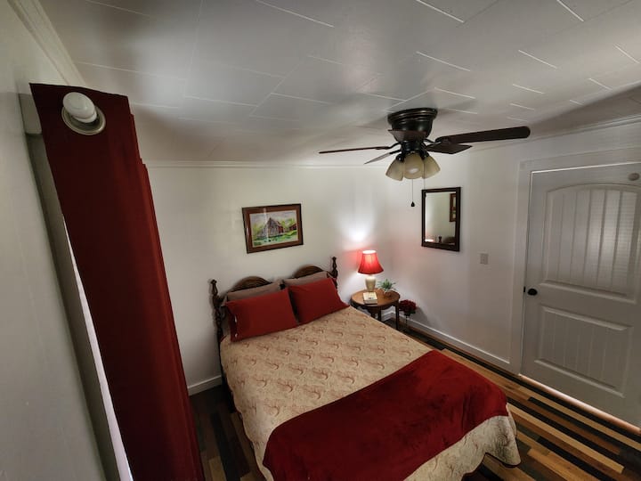 Prednja spavaća soba s bračnim krevetom (širine 150 - 179 cm).