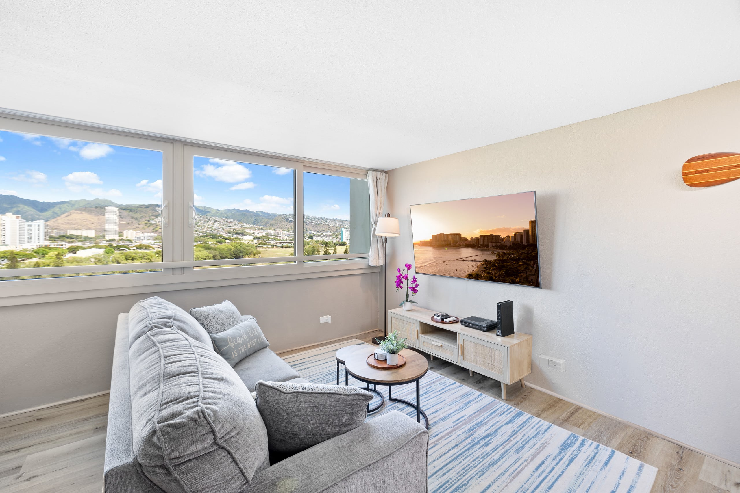 Condo in Honolulu · ★4.82 · 1 bedroom · 4 beds · 1 private bath - Image 5