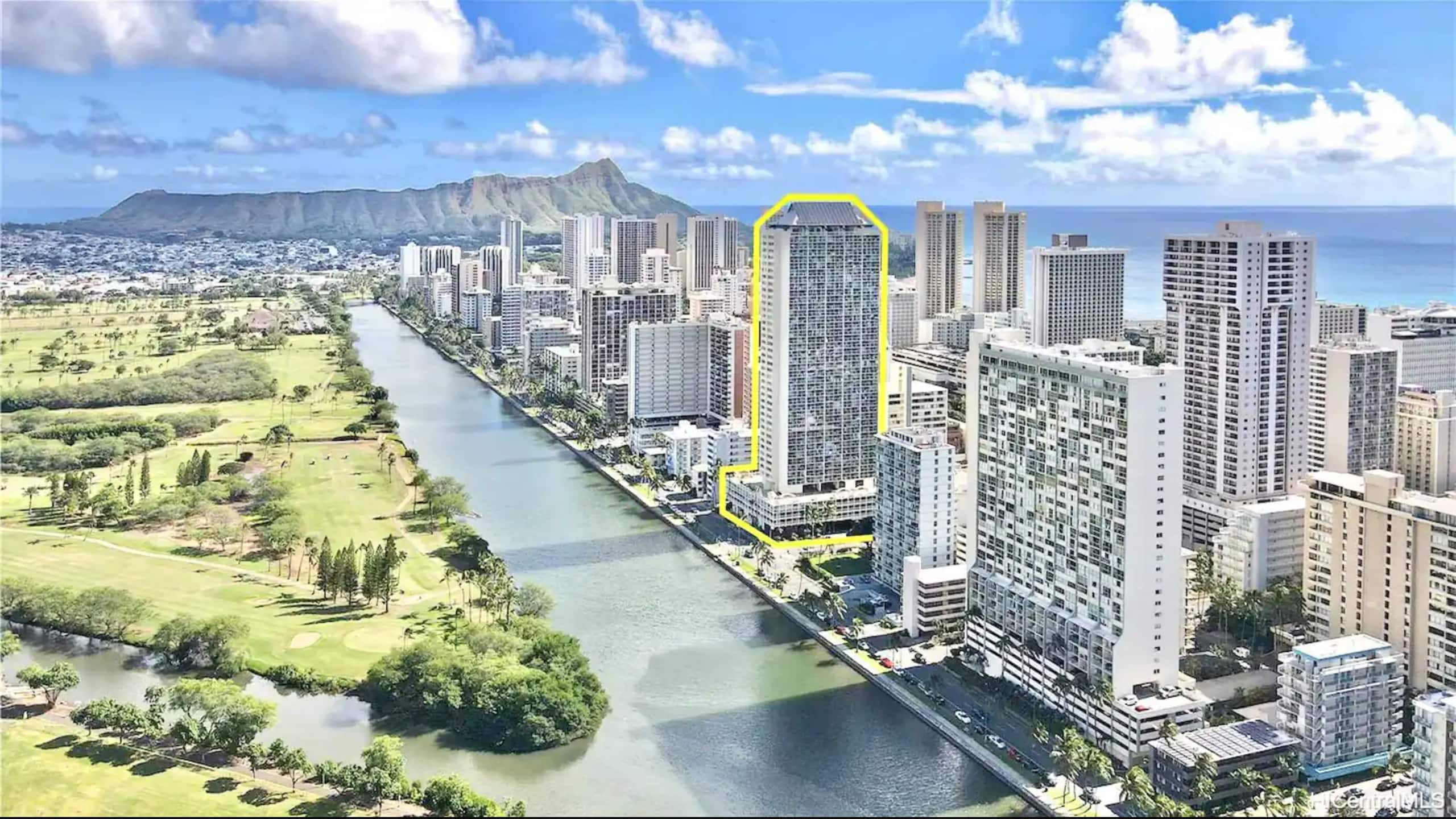 Condo in Honolulu · ★4.82 · 1 bedroom · 4 beds · 1 private bath - Image 35