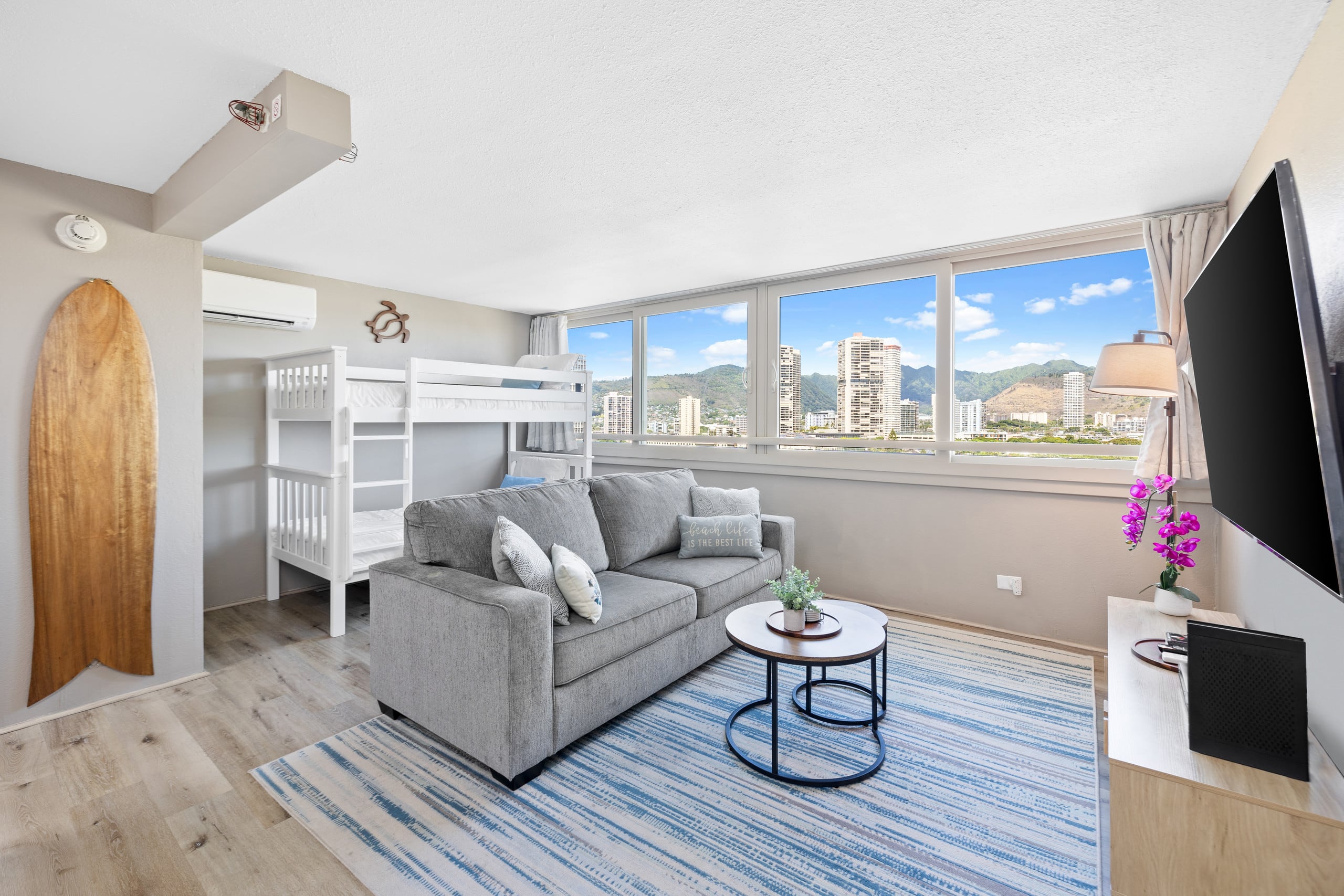 Condo in Honolulu · ★4.82 · 1 bedroom · 4 beds · 1 private bath - Image 3