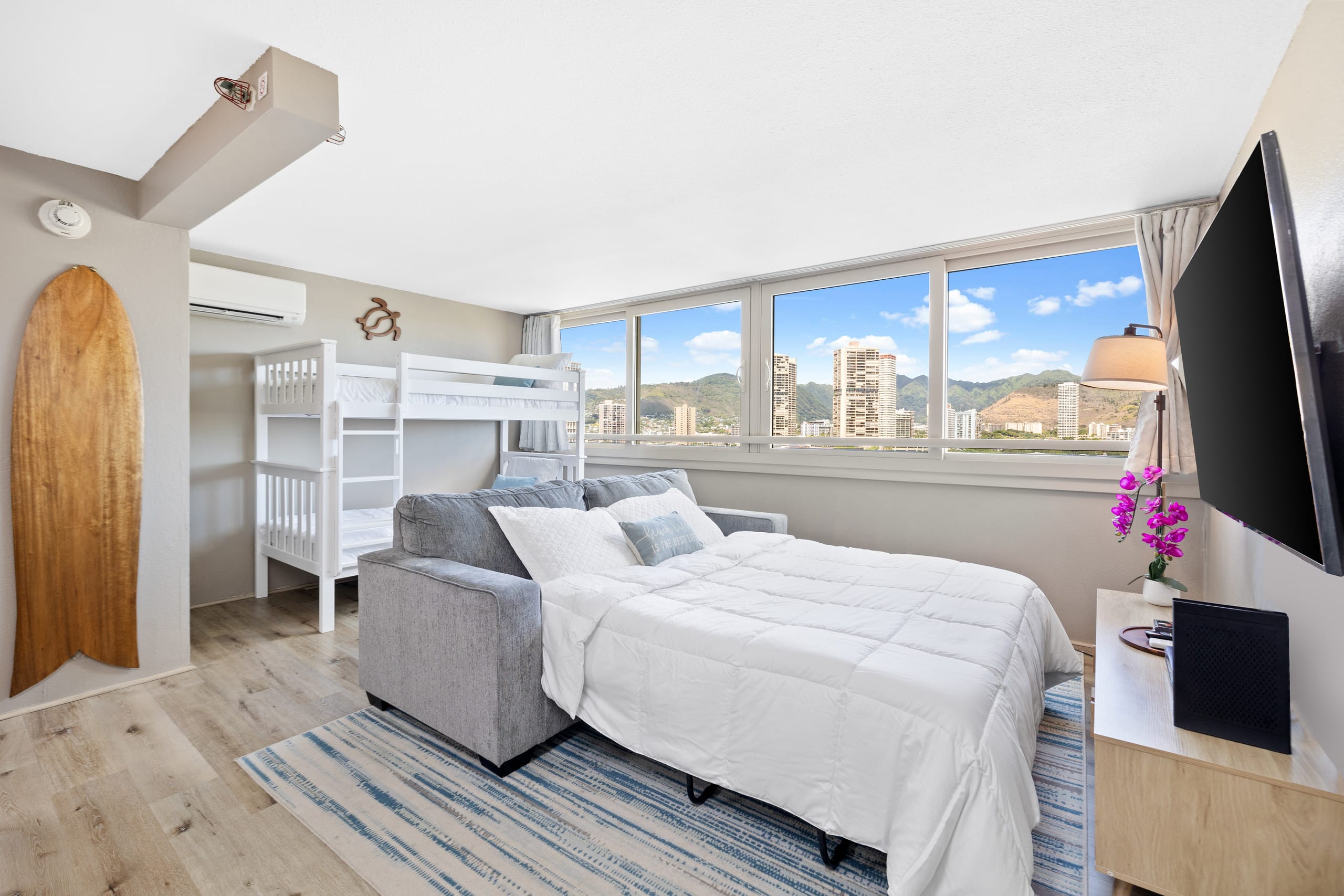 Condo in Honolulu · ★4.82 · 1 bedroom · 4 beds · 1 private bath - Image 4