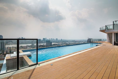 Cozy Studio with Rooftop Pool