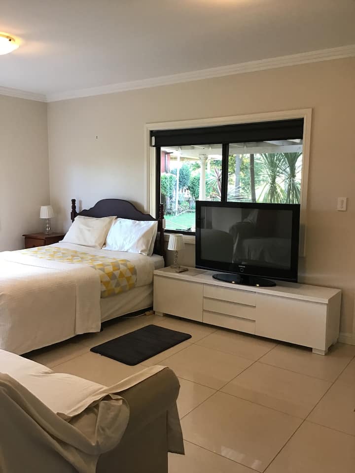 Большой коттедж в самом центре города. — Bed and breakfasts (B&B) в