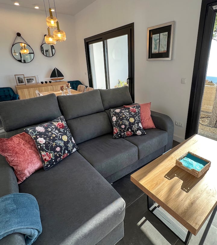 Dnevni boravak u stanu s izravnim pristupom terasi i zadivljujućim pogledom na ocean.