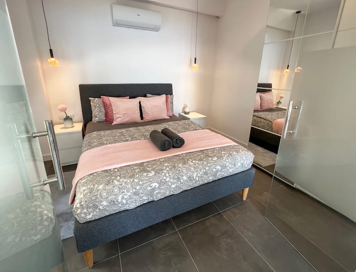 Spavaća soba u stanu pravo je mjesto za opuštanje. Opremljen bračnim krevetom, prostranim ormarom i klima-uređajem za savršenu temperaturu, stvara savršene uvjete za odmor. To je mjesto gdje se udobnost susreće s funkcionalnošću.