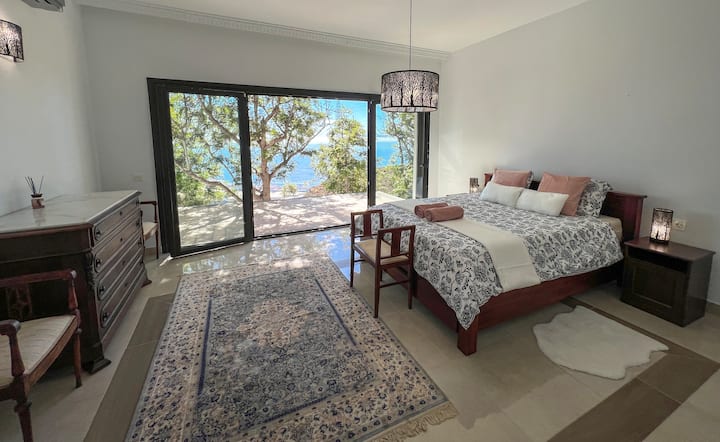 Spavaća soba 1, glavna s bračnim krevetom 160/200 cm, klima-uređaj, 
i pogled na ocean koji oduzima dah.