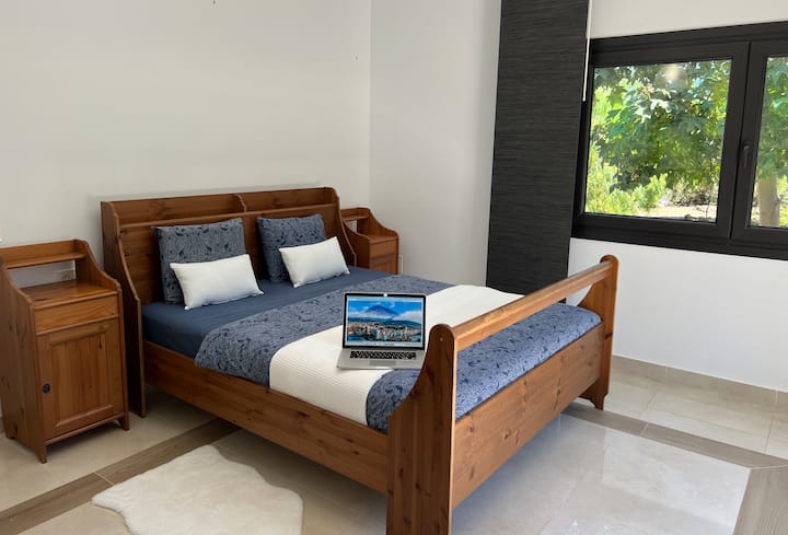 2. spavaća soba s bračnim krevetom i komodom.