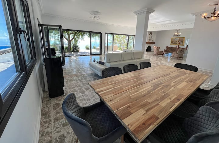 Dnevni boravak s blagovaonicom i prostorom za opuštanje.