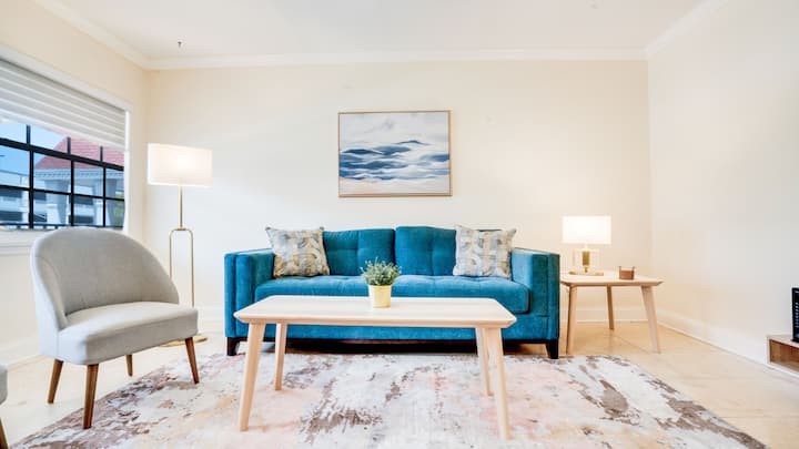 スリープソファとスマートテレビを備えた風通しの良いリビングスペース。