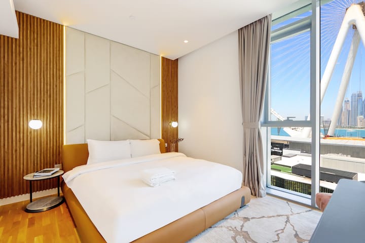 ห้องนอนที่เงียบสงบด้วยแสงธรรมชาติอันนุ่มนวลและแผงผนังที่มีพื้นผิวทันสมัย