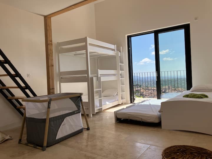 Chambre enfants 5 couchages en 90x190
1 lit double sur mezzanine
1 lit bébé