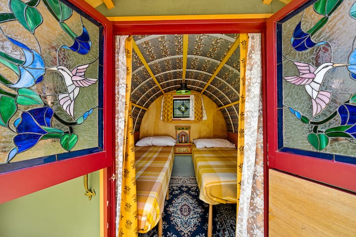 Სახლის წინა მხარეს მდებარე პატარა ბოშების ავტოფურგონის უმშვენიერესი ინტერიერი. Მასში დგას 2 ერთადგილიანი საწოლი. Გაითვალისწინეთ, რომ ეს საწოლები უფრო ვიწროა, ვიდრე სტანდარტული ერთადგილიანი, ხოლო საწოლი მარჯვნივ უფრო მოკლეა.  Შეესაბამება პატარა ზრდასრულებს ან მოზარდებს/ბავშვებს.