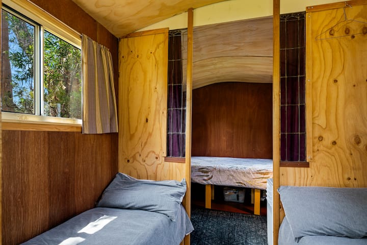 Უფრო დიდ ავტოფურგონში. Ორადგილიანი საწოლი უკანა მხარეს, 2 ერთადგილიანი საწოლი წინ. Ამ ავტოფურგონს ძალა აქვს. Თეთრეული არ არის მოწოდებული.