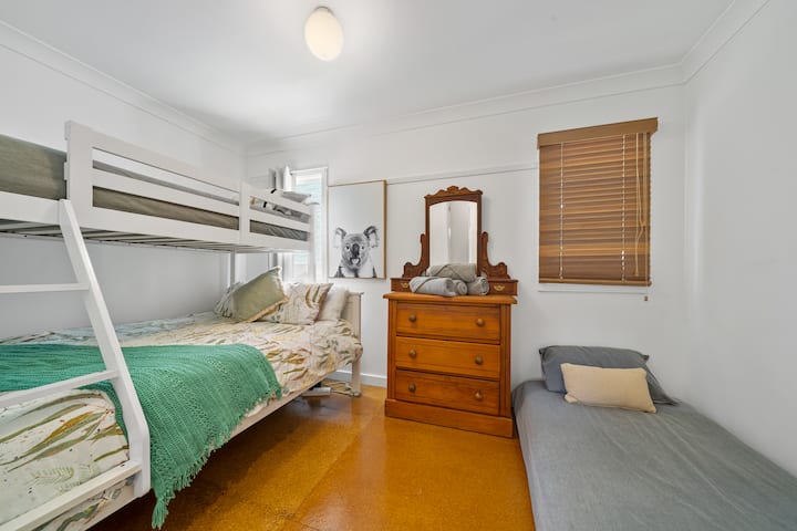 Საძინებელი ნომერი 2 - ხშირად გამოიყენება როგორც ბავშვი ან საოჯახო ოთახი, შეუძლია მაქსიმუმ 4 ადამიანის დაძინება სამმაგ ორსართულიან საცხოვრებელში (მარცხნივ) და თაფლში (მარჯვნივ)