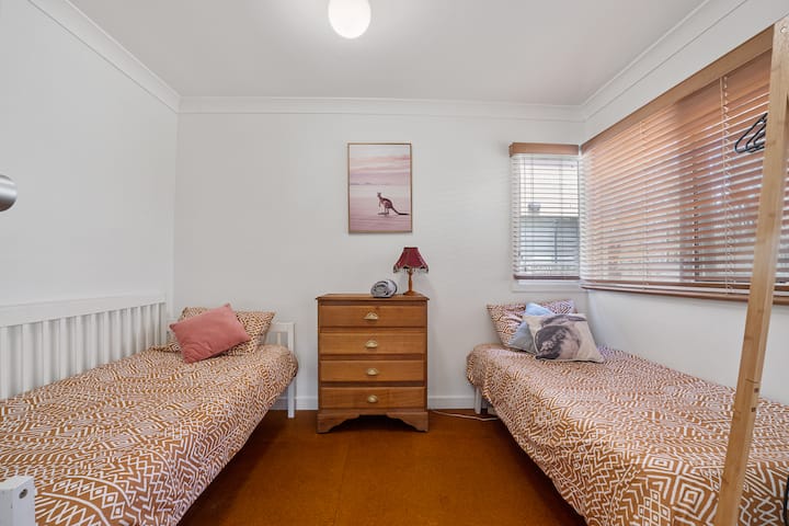 Საძინებელი ნომერი 3 - აქვს 2 ერთადგილიანი საწოლი, რომელთა დაყენებაც შესაძლებელია ფოტოს მიხედვით, ან მოთხოვნისამებრ წყვილისთვის.