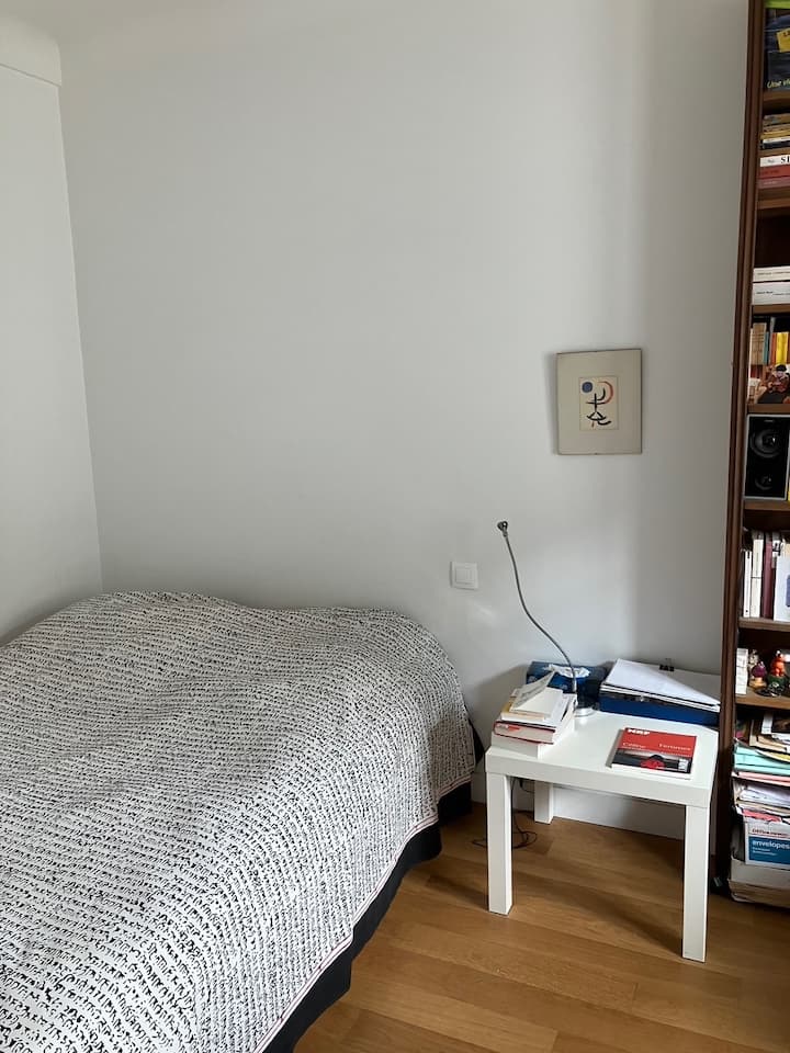 Cama de 140 x 200, en la habitación. Muy buen colchón.