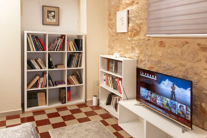 Relajante área de dormitorio con muchos libros para explorar y canales de películas, incluido Netfilx. 