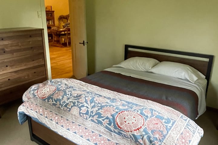 غرفة النوم الثانية مع سرير كوين.