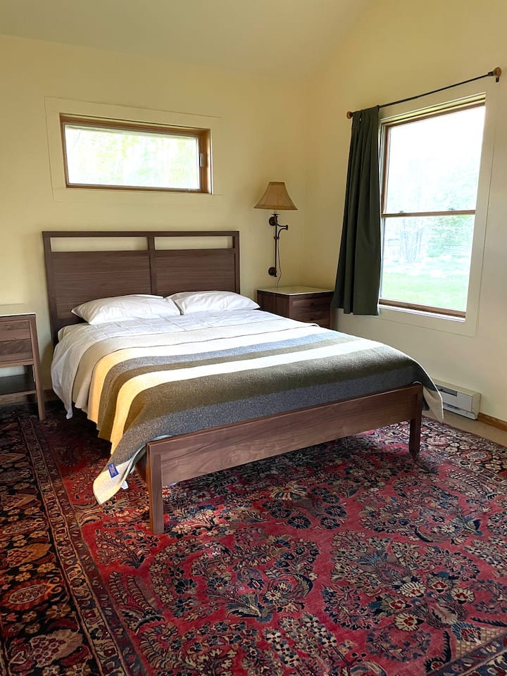 سرير بحجم كبير في غرفة النوم الرئيسية.