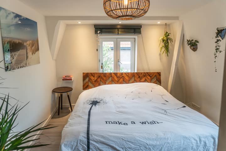 Chumba kikubwa cha kulala chenye kitanda kikubwa na cha kustarehesha