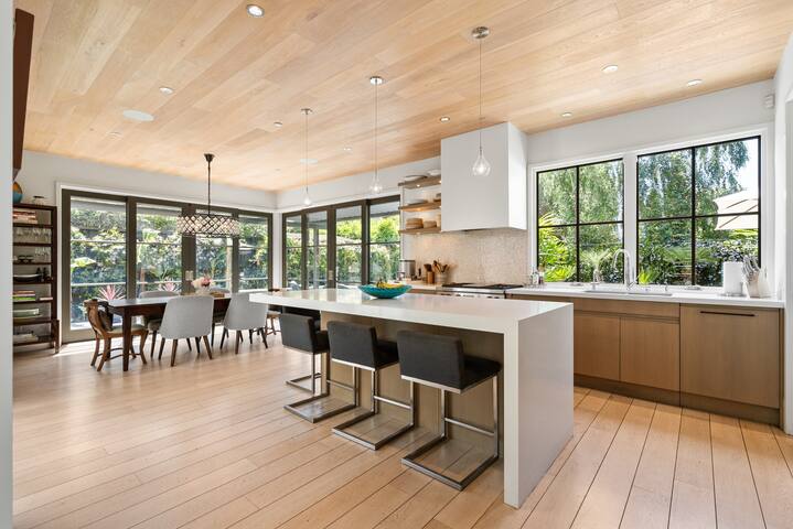 Modern Architectural Oasis in Menlo Park gallery image 2