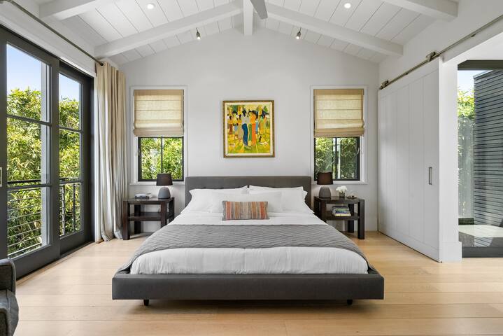 Modern Architectural Oasis in Menlo Park gallery image 3