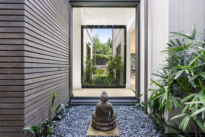 Modern Architectural Oasis in Menlo Park gallery image 4