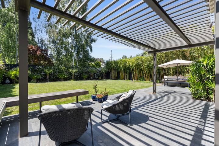 Modern Architectural Oasis in Menlo Park gallery image 5