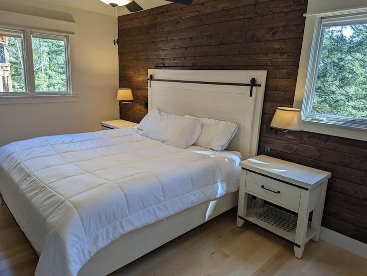 Dhomë gjumi dopio "king" me banjën ngjitur