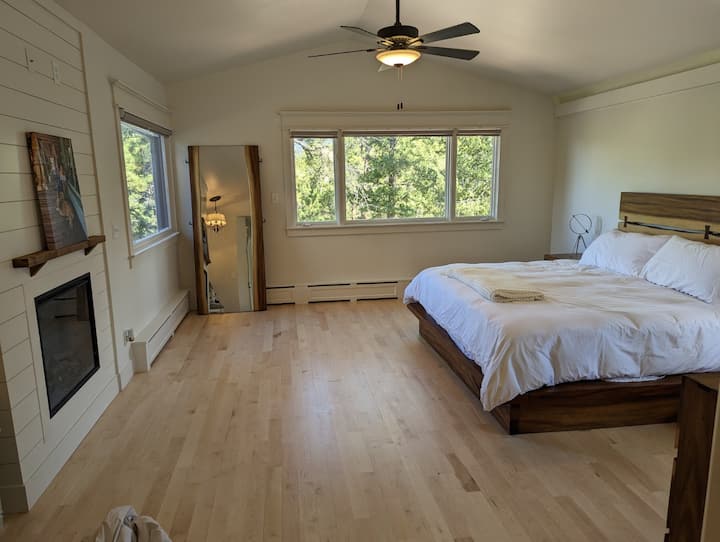 Dhomë gjumi master me krevat dopio "king", oxhak elektrik dhe pamje mahnitëse