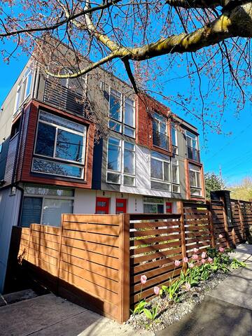 Near CapHill 4B3B w AC/Theater/Rooftop/King Suite gallery image 3