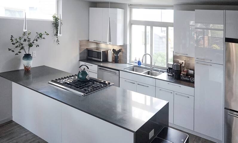 Near CapHill 4B3B w AC/Theater/Rooftop/King Suite gallery image 4