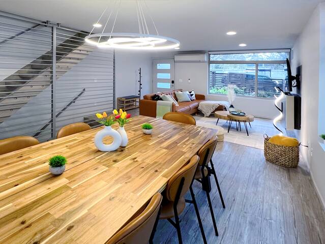 Near CapHill 4B3B w AC/Theater/Rooftop/King Suite gallery image 2