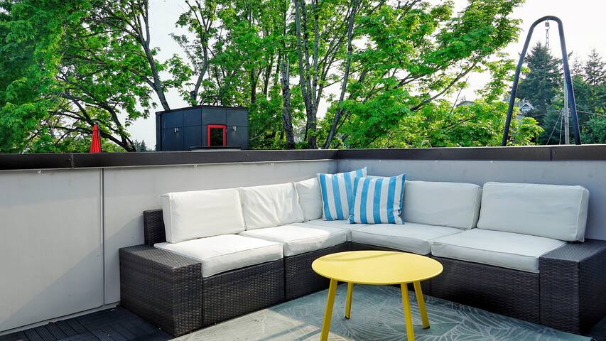 Near CapHill 4B3B w AC/Theater/Rooftop/King Suite gallery image 5