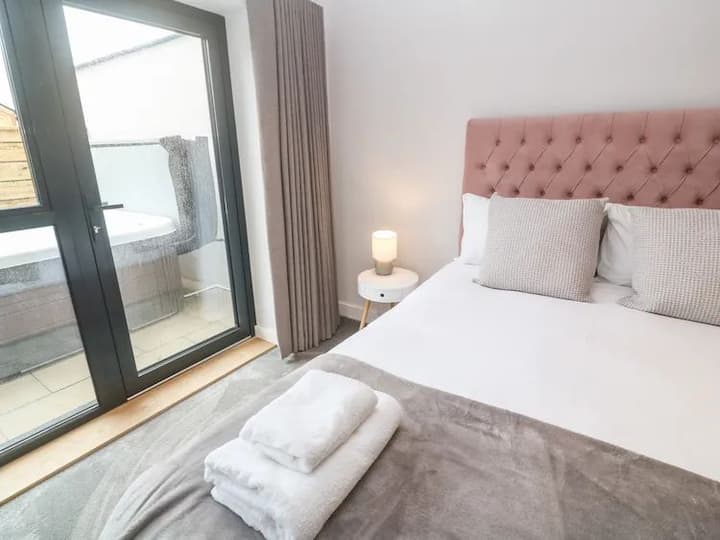 krevat dopio "king size", fotografia nuk ilustron madhësinë e vërtetë të krevatit.