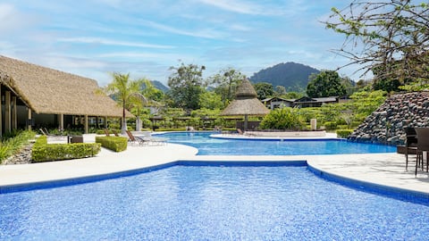 Modern house / gated community. Walk to the beach