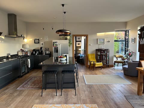 Stylish & spacious 4 bedroom family home