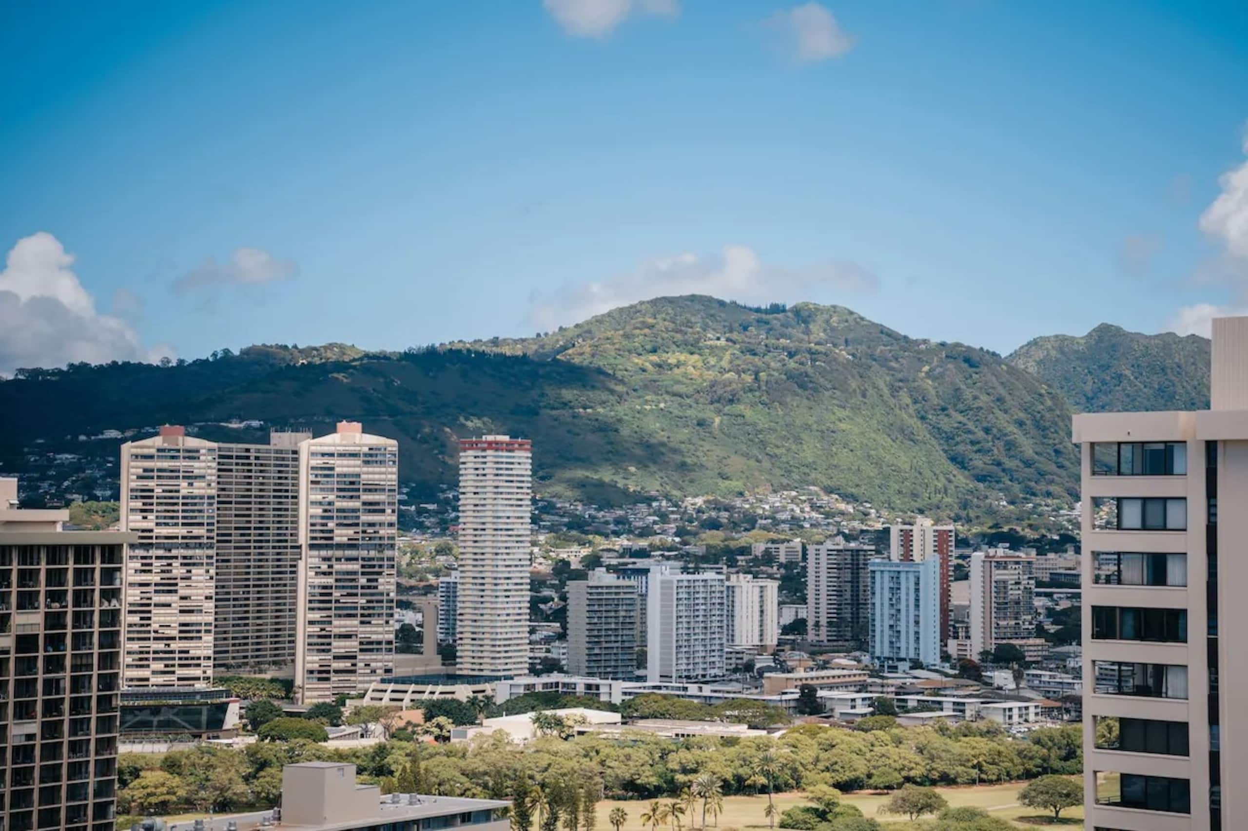 Condo in Honolulu · ★4.94 · 1 bedroom · 2 beds · 1 private bath - Image 22