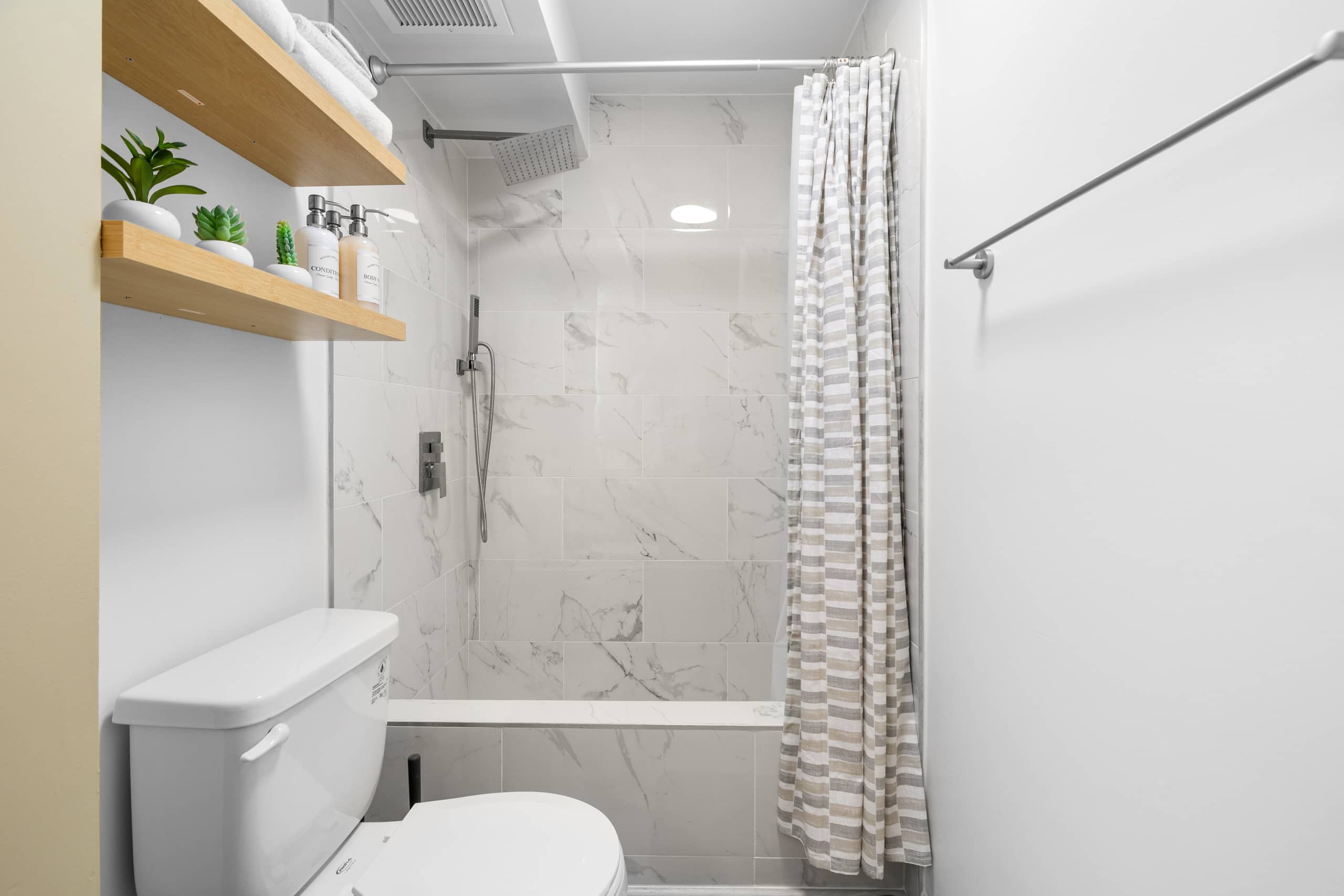 Condo in Honolulu · ★4.94 · 1 bedroom · 2 beds · 1 private bath - Image 9
