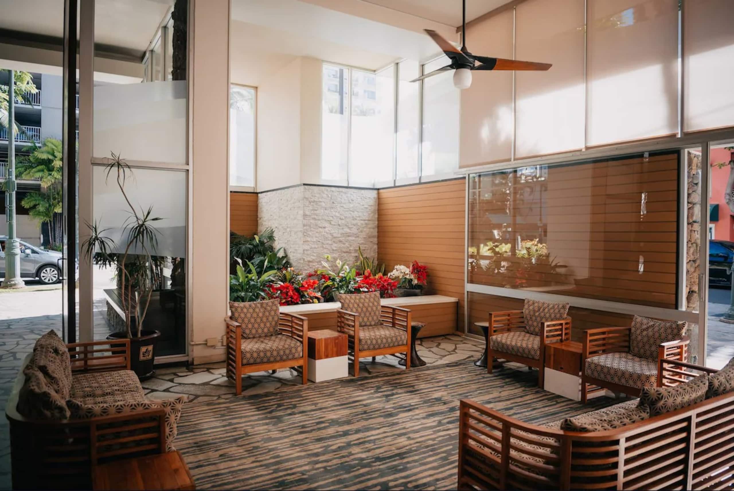 Condo in Honolulu · ★4.94 · 1 bedroom · 2 beds · 1 private bath - Image 17