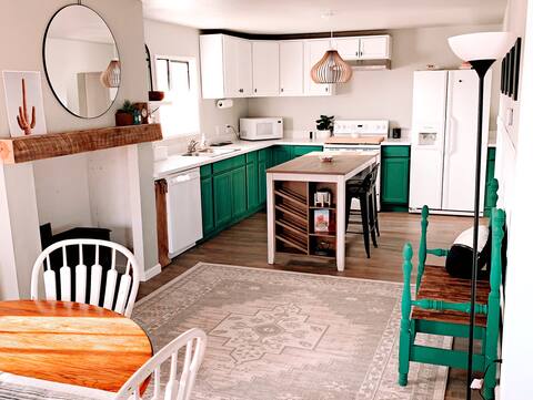 Historic Downtown Cozy Cottage