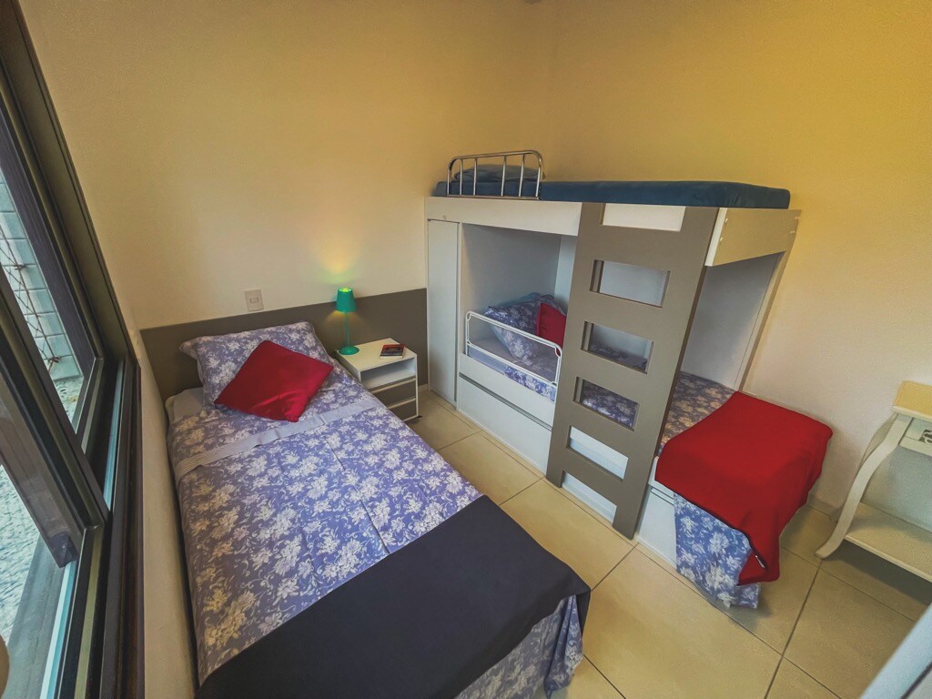 ห้องสวีท 2 พร้อมเตียง 3 หลัง + ฟูกนอน 1 หลัง เครื่องปรับอากาศและตู้เสื้อผ้า